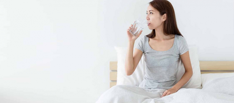 10 razones para beber agua en ayunas